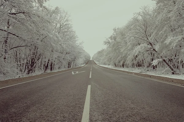 积雪的路上 — 图库照片