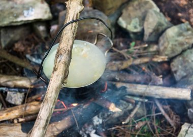 kamp ateşi üzerinde pişirme