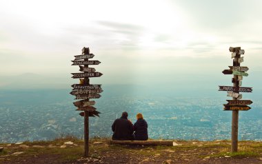 Dağın tepesinde Mashuk mesafelerde işaretçiler
