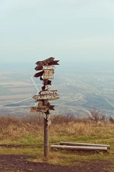 Zeiger Entfernungen am Gipfel des Berges Maschuk — Stockfoto