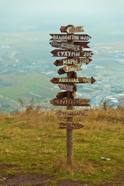 Penunjuk jarak di puncak gunung Mashuk — Stok Foto