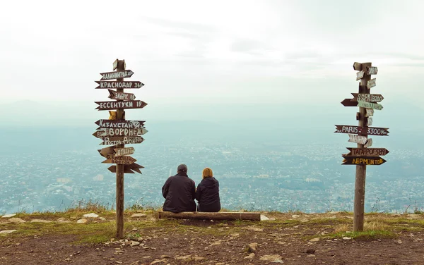 Dağın tepesinde Mashuk mesafelerde işaretçiler