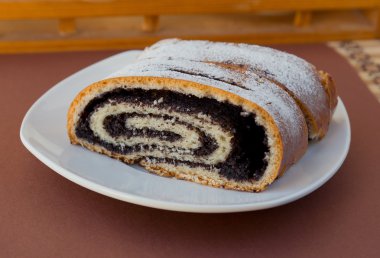 Krema şeker ile haşhaş strudel