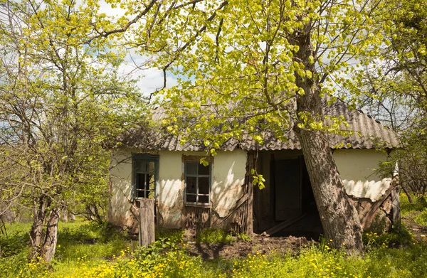 Das hingeworfene alte Haus — Stockfoto