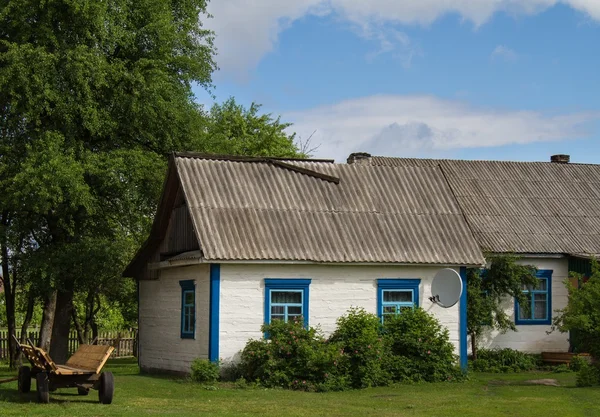 Drewniany dom w Polesie ukraińskie — Zdjęcie stockowe