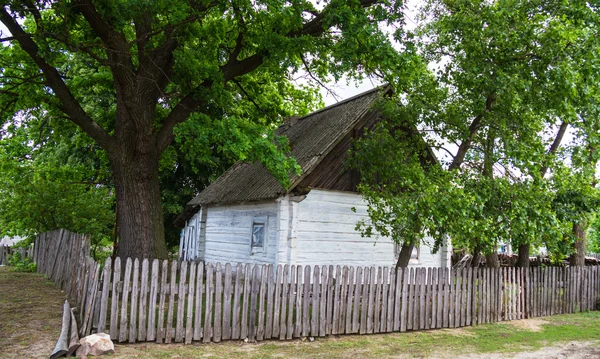 Houten huis in het Oekraïens Polesie — Stockfoto