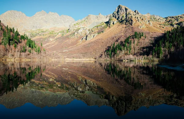 Lago di montagna — Foto Stock