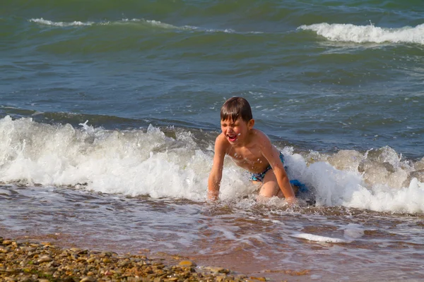 Jeune enfant jouant sur la mer — Photo