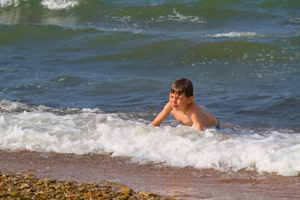 The child on the sea coast — Stock Photo, Image