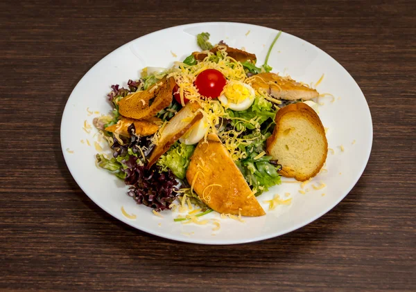 Salada de frango no prato — Fotografia de Stock
