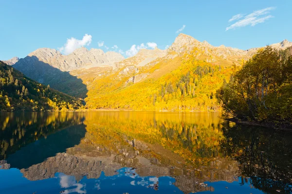 Górskie jezioro Kardyvach — Zdjęcie stockowe
