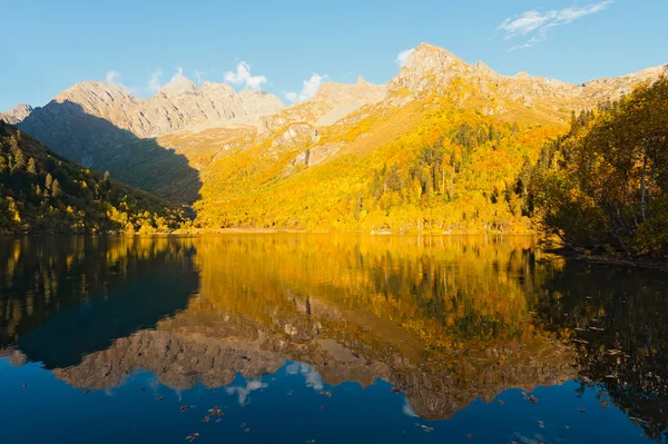 Lago de montaña Kardyvach — Foto de Stock