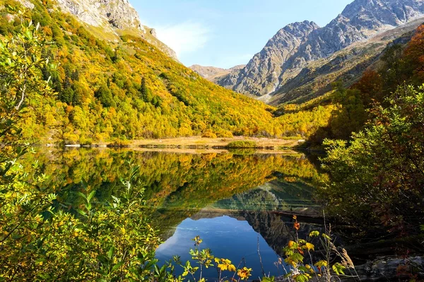 Dağ gölü Kardyvach — Stok fotoğraf