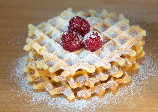 Çilek ile waffle — Stok fotoğraf