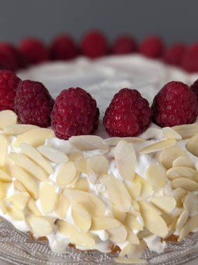 Kremalı ve ahududulu kek.