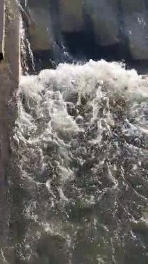 Nehre su sıçrıyor.