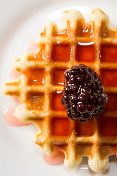Çilek ile waffle — Stok fotoğraf