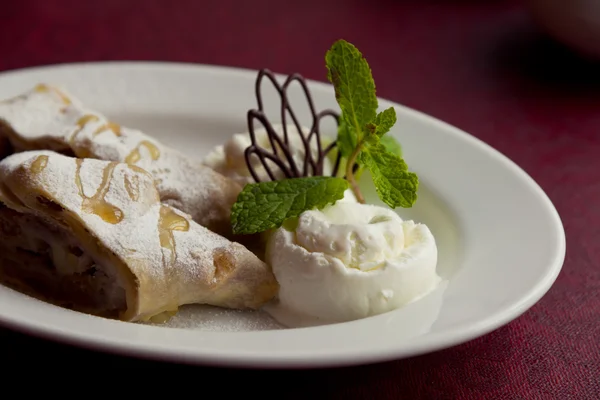 Strudel with apples — Stock Photo, Image