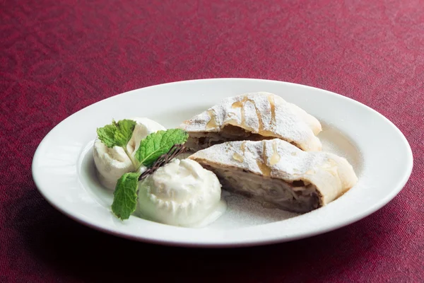 Strudel with apples — Stock Photo, Image