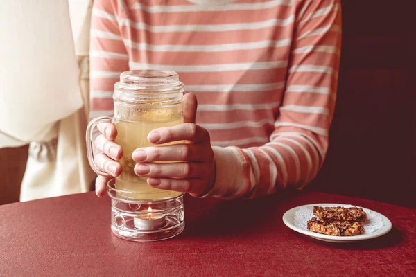 Té caliente en una taza de vidrio —  Fotos de Stock