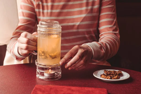 Bir cam fincan sıcak içecek — Stok fotoğraf