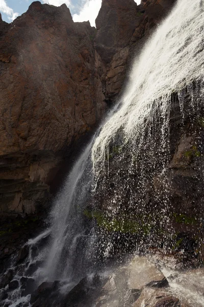 Waterfall Girlish Braids, aldeia Terskol. Elbrus, Grande Cáucaso — Fotografia de Stock