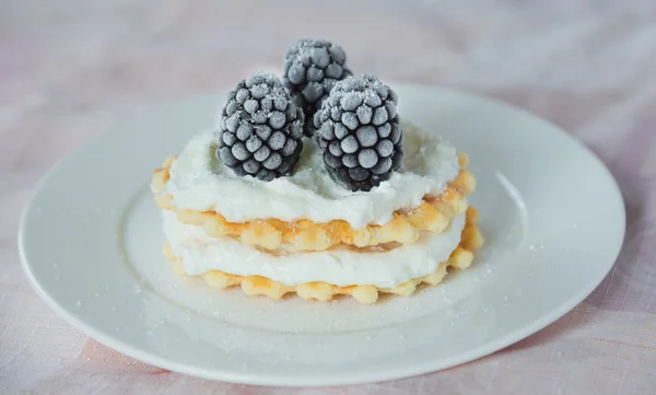 Goldene Waffeln mit Brombeeren — Stockfoto