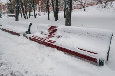 Moskova 'da bir şehir parkında kar altında banklar