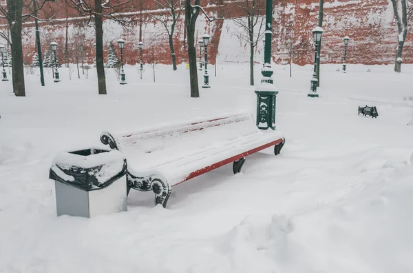 Ławki Pod Śniegiem Parku Miejskim Moskwa — Zdjęcie stockowe