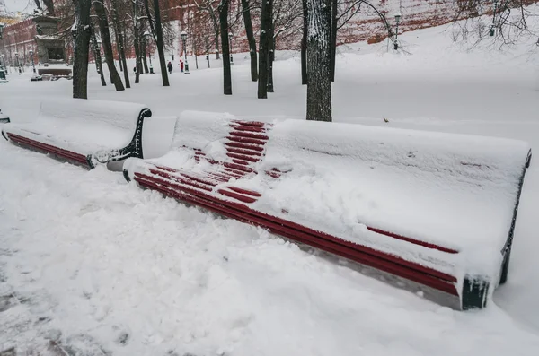 Ławki Pod Śniegiem Parku Miejskim Moskwa — Zdjęcie stockowe