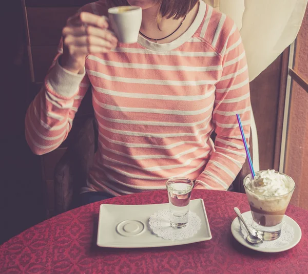Kaffe serven — Stockfoto