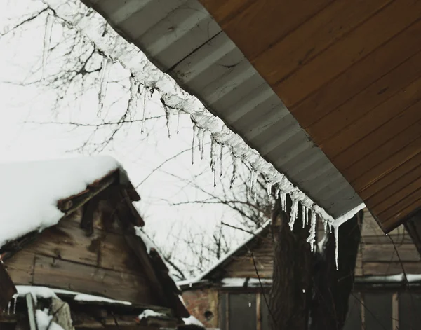 Topienie Lodu Dachu Domu — Zdjęcie stockowe