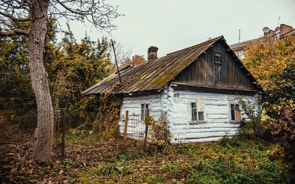 Дерев'яний будинок у місті — стокове фото