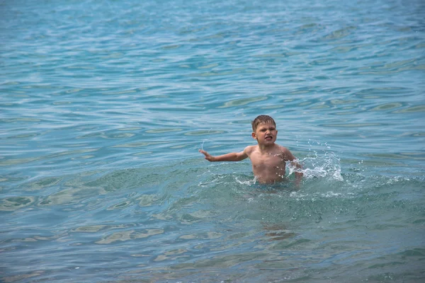 El niño en la costa del mar — Foto de Stock