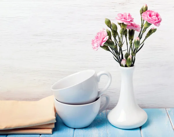 Cups, vase and flowers — Stock Photo, Image