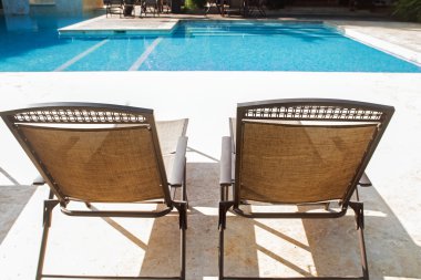 iki yüzme havuz kenarında şezlong