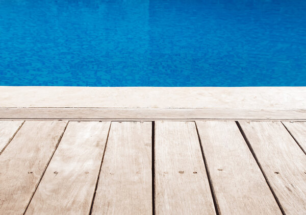 Платформа возле бассейна
