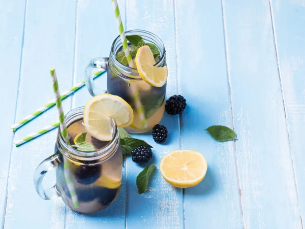 Blackberry and lemon detox water — Stock Photo, Image