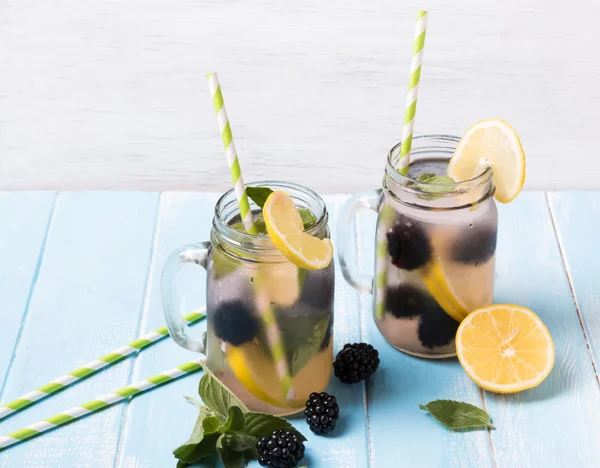 Detoxikační vodu s blackberry a citronem — Stock fotografie