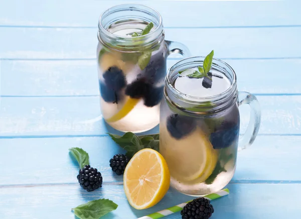 Detox water with blackberry and lemon — Stock Photo, Image