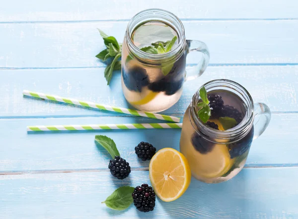 Detox water with blackberry and lemon — Stock Photo, Image