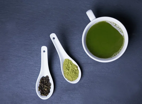 Matcha-Tee in einer Tasse auf schwarzem Hintergrund — Stockfoto