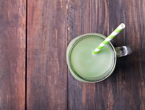 Groene thee latte in een glazen pot — Stockfoto