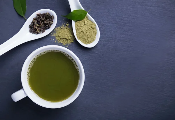 Matcha-Tee in einer Tasse, Draufsicht — Stockfoto