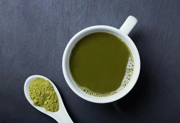 Chá Matcha em uma xícara branca — Fotografia de Stock