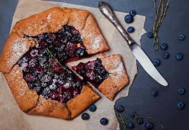Yaban mersini ile rustik pasta