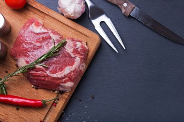 Ham sığır eti biftek ve baharat ahşap tahta üzerinde