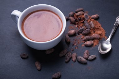 Siyah arka plan üzerine sıcak kakao 