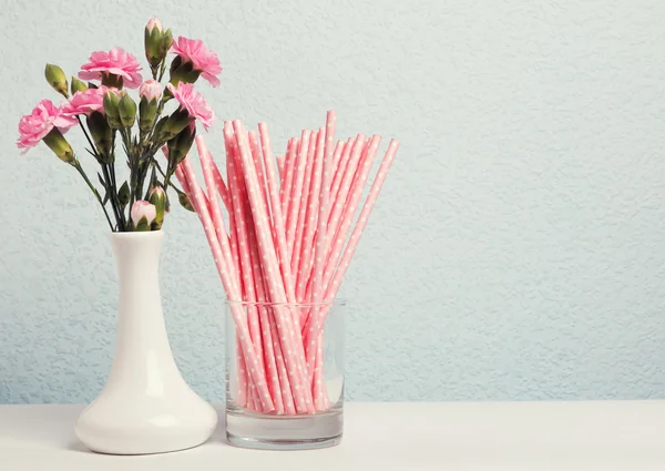 Paper straws and pink flowers — Stock Photo, Image