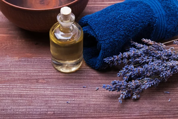 Aceite de aroma, lavanda y toalla — Foto de Stock